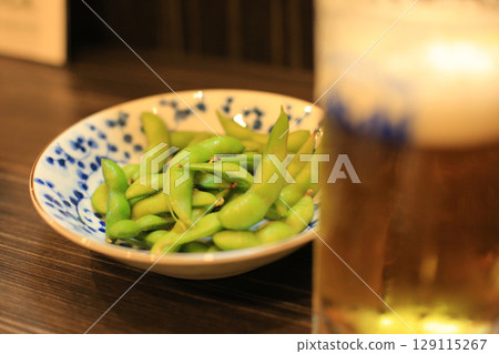 在居酒屋享用毛豆和啤酒 在居酒屋享用毛豆和啤酒 129115267