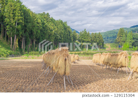 A scene of traditional hanging 129115304