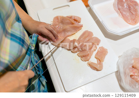 切雞胸肉的家庭主婦 129115409