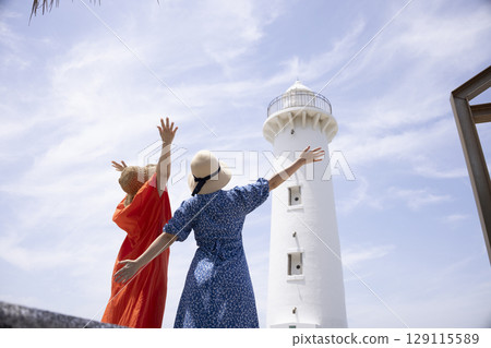 A girls' trip to enjoy sightseeing 129115589