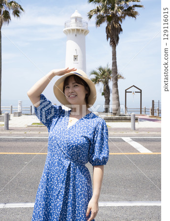 Women enjoying travel 129116015