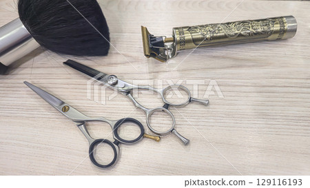 Special hairdressing scissors and water sprayer Brush made of natural bristles Special hairdressing scissors and water sprayer Brush made of natural bristles 129116193