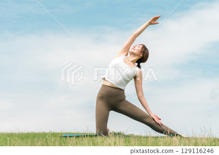 草原上做瑜珈、伸展運動、皮拉提斯、身體護理(保健、飲食、養生)的女人 草原上做瑜珈、伸展運動、皮拉提斯、身體護理(保健、飲食、養生)的女人 129116246
