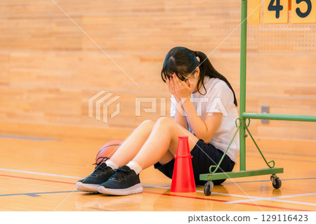 School club activities, basketball club cheering, crying student girl, sports festival, class match, tournament, game, loss, retirement 129116423