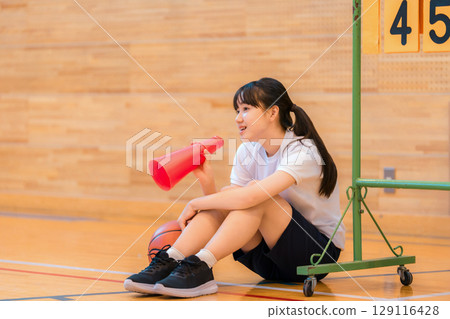 School club activities, girls cheering for the basketball club, sports festival, class match, tournament, game 129116428