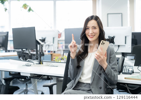 Young businesswoman working in the office 129116444