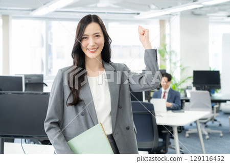 Young businesswoman working in the office 129116452
