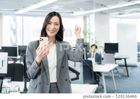 在辦公室工作的年輕女商人 129116460