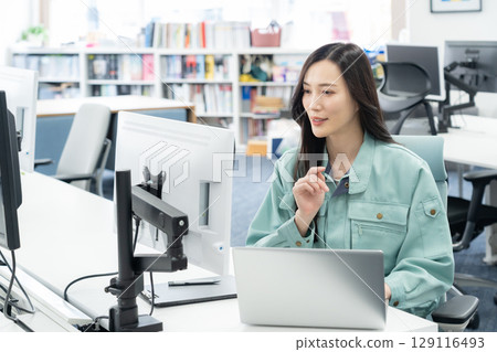 Young female engineer working in the office 129116493
