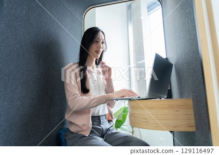 穿著辦公室休閒服的年輕女工程師 129116497