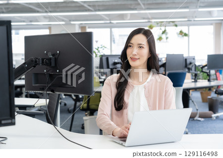 穿著辦公室休閒服的年輕女工程師 129116498
