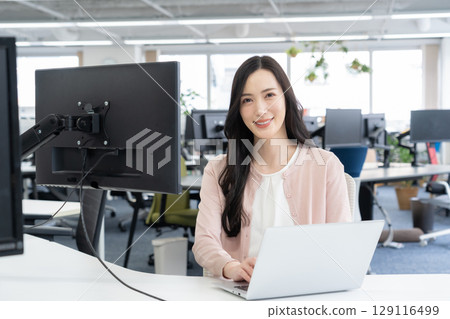 穿著辦公室休閒服的年輕女工程師 129116499