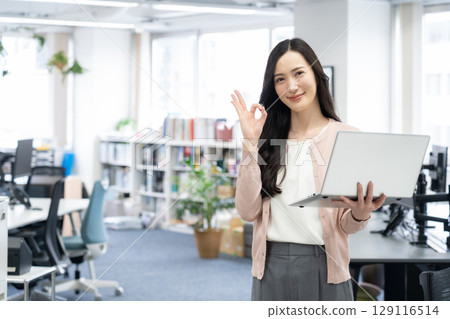 穿著辦公室休閒服的年輕女工程師 129116514