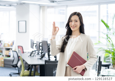 Young businesswoman working in the office 129116527