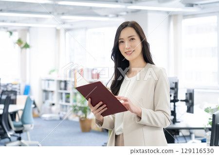 Young businesswoman working in the office Young businesswoman working in the office 129116530