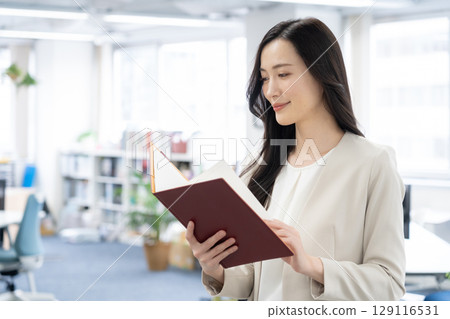 Young businesswoman working in the office 129116531