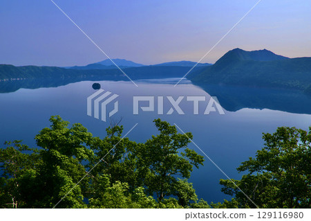 初夏的摩週湖,清晨(北海道弟子屈町) 初夏的摩週湖,清晨(北海道弟子屈町) 129116980