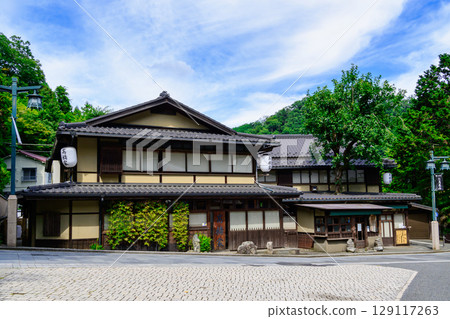 高尾山清滝站前，柿子樹貫穿屋頂的蕎麥麵店（高橋屋） 129117263