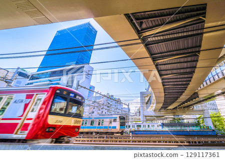 日本橫濱的城市景觀，有三列火車......橫濱車站、 JR 橫濱塔、火車等的景色。 129117361