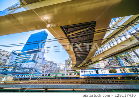 日本橫濱城市景觀 2 列車......橫濱車站、 JR 橫濱塔、火車等景觀。 日本橫濱城市景觀 2 列車......橫濱車站、 JR 橫濱塔、火車等景觀。 129117430