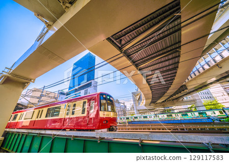日本橫濱城市景觀 2 列車......橫濱車站、 JR 橫濱塔、火車等景觀。 129117583
