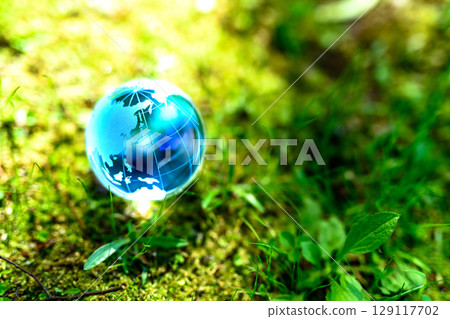 美麗的背光水晶球。生態影像。兩部分構圖。藍色的晨曦。 美麗的背光水晶球。生態影像。兩部分構圖。藍色的晨曦。 129117702