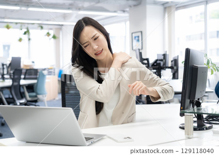 Young businesswoman working in the office Young businesswoman working in the office 129118040
