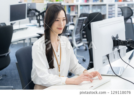 穿著辦公室休閒服的年輕女工程師 129118076