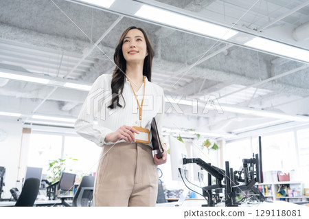 穿著辦公室休閒服的年輕女工程師 129118081