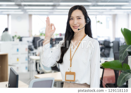 一位身著辦公室休閒服的年輕女操作員 129118110