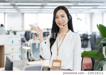 一位身著辦公室休閒服的年輕女操作員 129118111