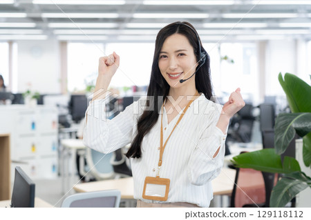 一位身著辦公室休閒服的年輕女操作員 129118112