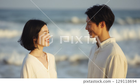 夏日海灘勝地：兩個男人和女人互相看著對方 129118694