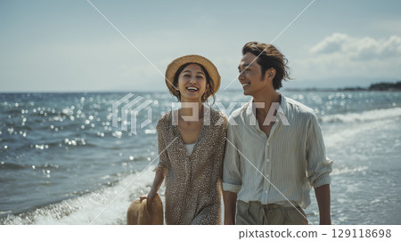 夏日海灘度假勝地：兩個男人和女人在沙灘上行走 129118698