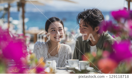 Summer beach resort: Men and women enjoying themselves on the cafe terrace 129118718