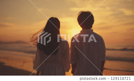 日落時分在沙灘上共度時光 129118721