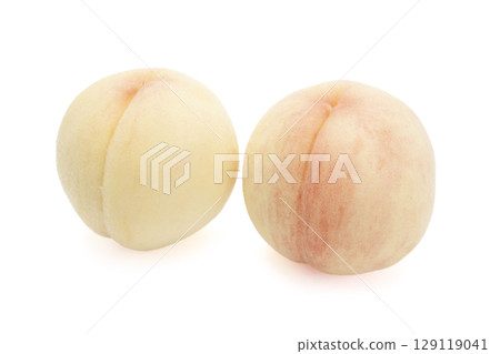 白桃：多汁的夏季水果 129119041