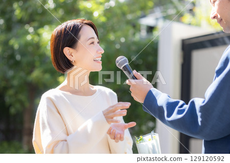 一位女士接受采訪 129120592