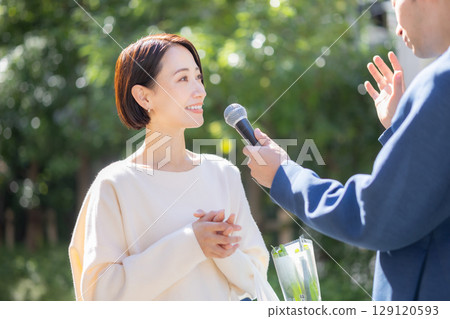 一位女士接受采訪 129120593