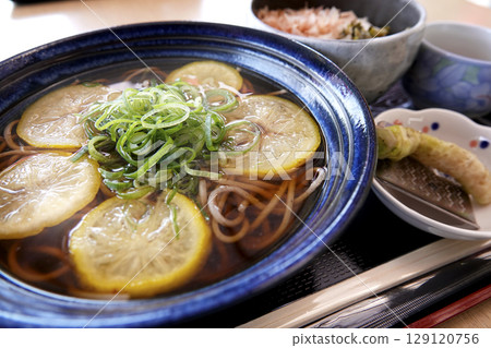 島根縣水戶町著名的柚子蕎麥麵套餐（含芥末米飯） 129120756