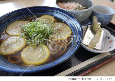 島根縣水戶町著名的柚子蕎麥麵套餐(含芥末米飯) 島根縣水戶町著名的柚子蕎麥麵套餐(含芥末米飯) 129120757