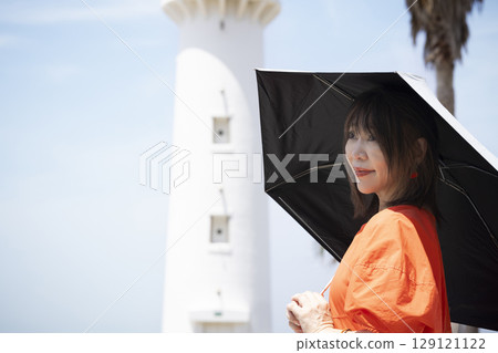 一位酷酷的中年女性正在享受國內旅行 129121122