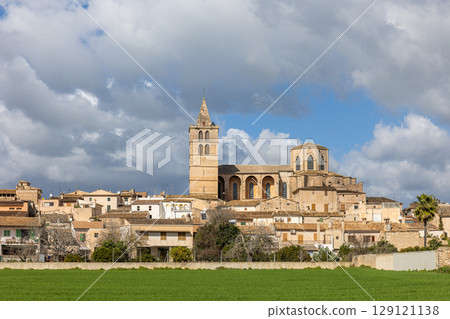 Townscape of Sineu with parish church Nuestra Senyora de los Angeles, also Santa Maria Church or church of St Mary, Mallorca, Balearic Islands, Spain 129121138