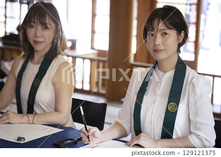 一位女士在寺廟體驗抄寫佛經 129121375