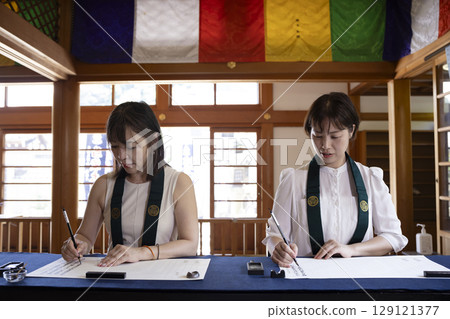 一位女士在寺廟體驗抄寫佛經 129121377