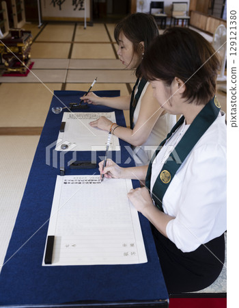 一位女士在寺廟體驗抄寫佛經 129121380