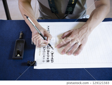 一名男子在寺廟體驗抄寫經文 129121383
