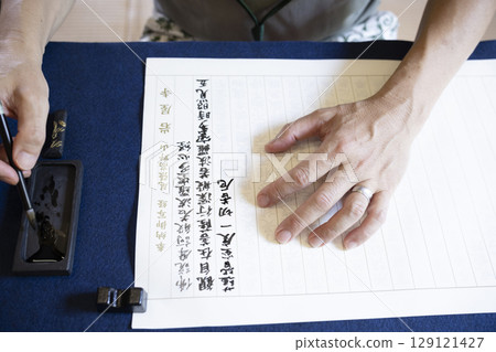 一名男子在寺廟體驗抄寫經文 129121427