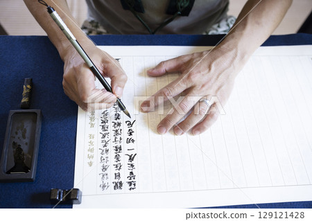 一名男子在寺廟體驗抄寫經文 129121428