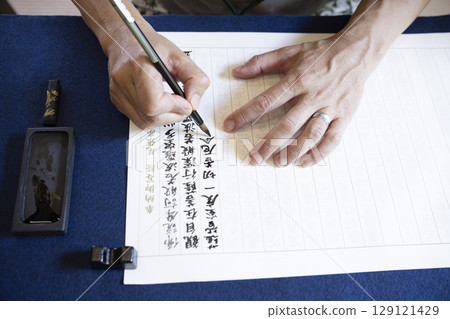 一名男子在寺廟體驗抄寫經文 129121429